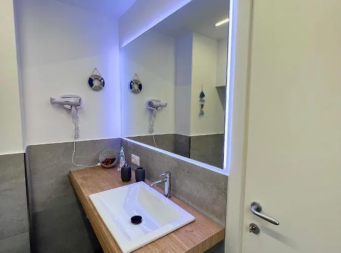 Gloria Maris Daire Menton